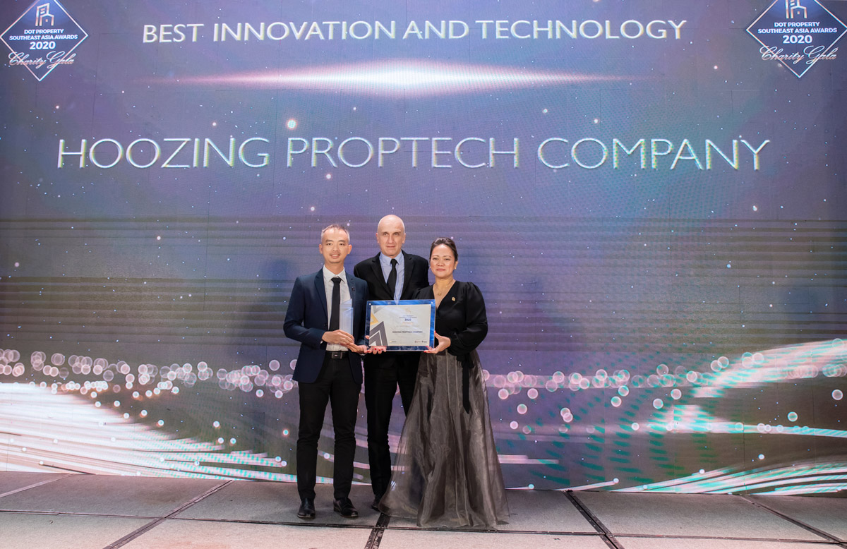 Ông Lê Huỳnh Nhựt Hải, CEO Hoozing, đại diện Hoozing nhận giải thưởng danh giá